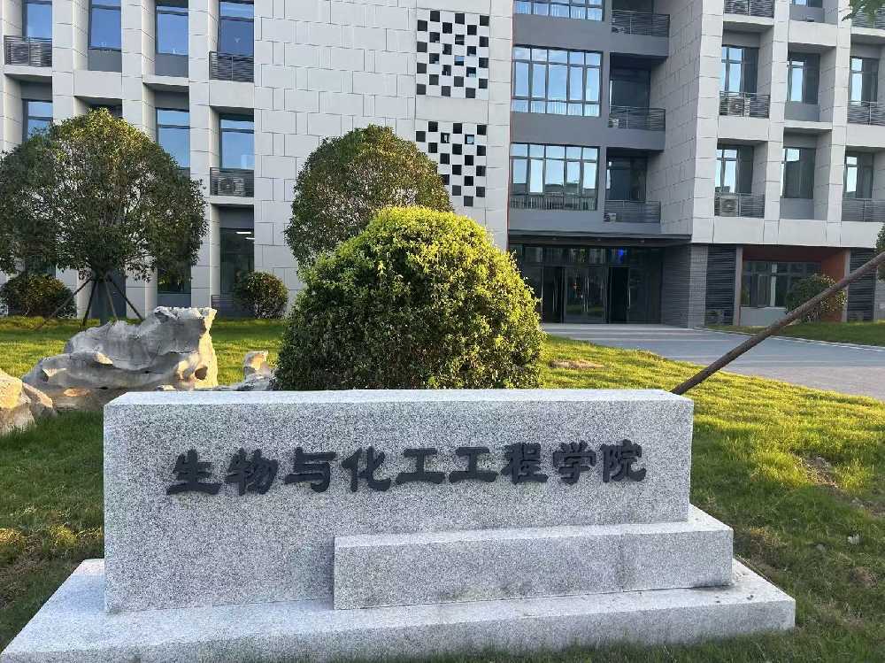 两当县扬州职业大学体育场高杆灯项目